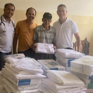enhor Nicolino Gomes com doações de 34 (trinta e quatro) lençóis e 20 (vinte) fronhas, destinados no uso diário dos pacientes