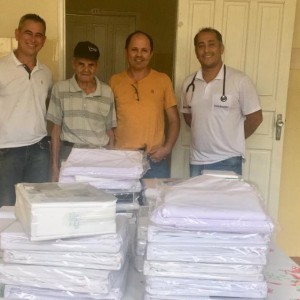 enhor Nicolino Gomes com doações de 34 (trinta e quatro) lençóis e 20 (vinte) fronhas, destinados no uso diário dos pacientes