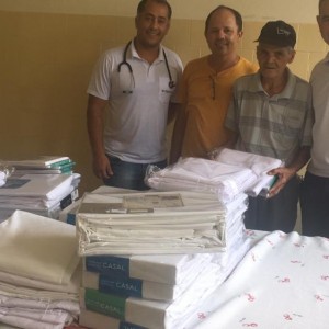 enhor Nicolino Gomes com doações de 34 (trinta e quatro) lençóis e 20 (vinte) fronhas, destinados no uso diário dos pacientes