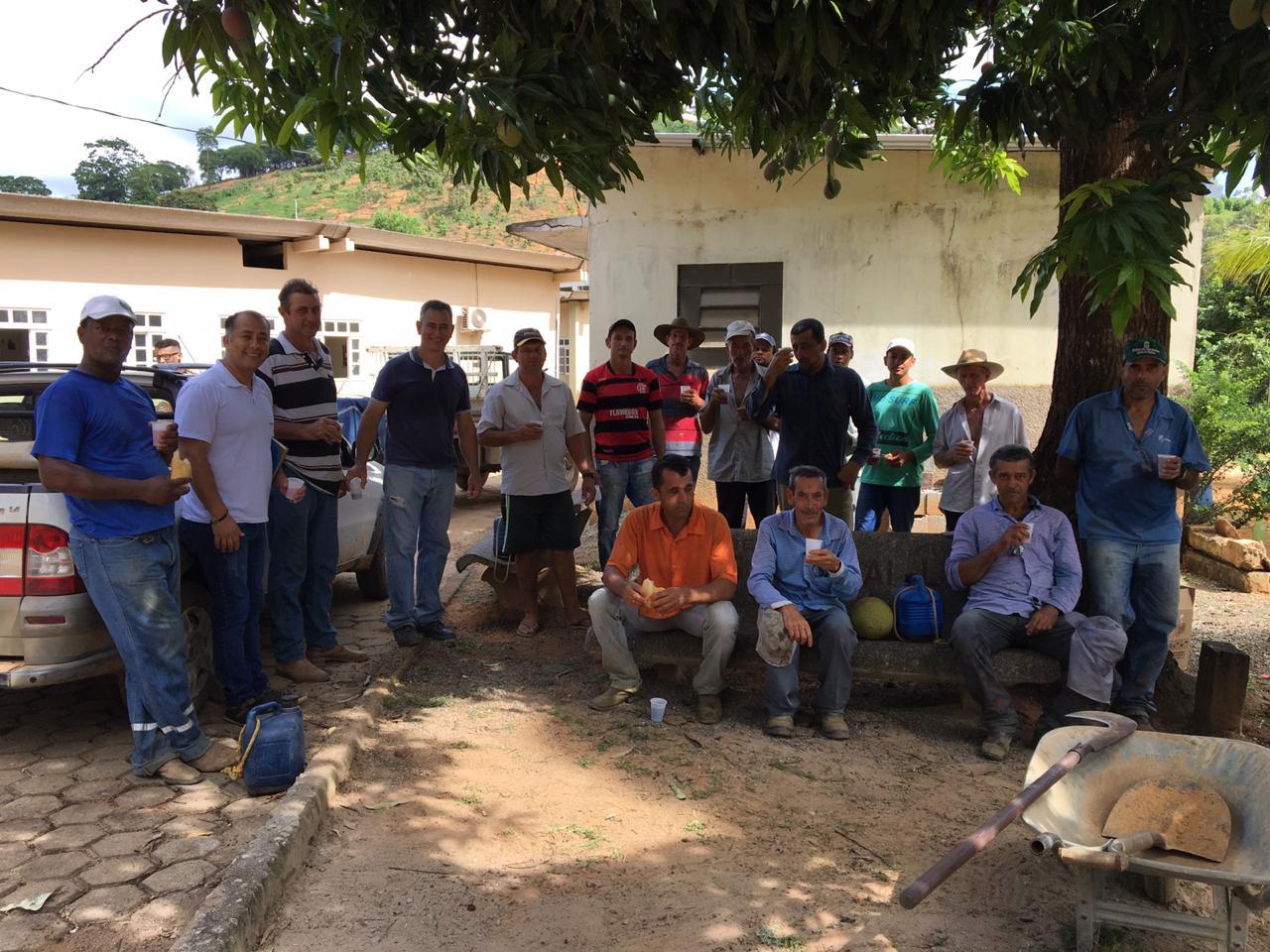 MULTIRÃO DE LIMPEZA NA ÁREA EXTERNA DO HOSPITAL