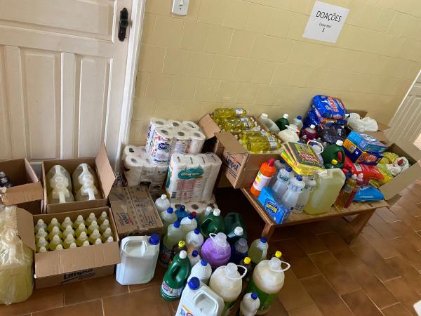 Ontem recebemos uma doação que surpreendeu a todos com tamanha generosidade e empatia. Sra Marlucia Souza Taffner em seu aniversário, solicitou aos convidados doações referente a produtos de limpeza para o hospital. Nosso agradecimento ao gesto solidário 